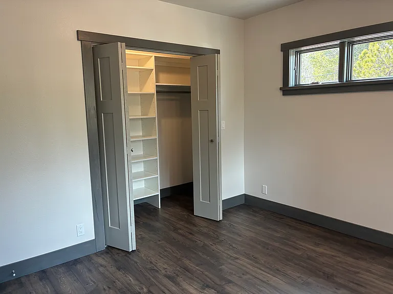585 W Pine St — Photo 5