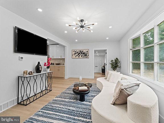 5th image of 223 Dogwood Ave