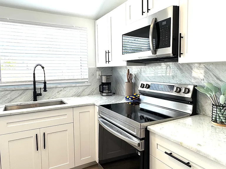 6980 Poinsettia Ave — Photo 2