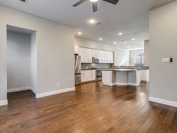 4th image of 515 W Royal Ln