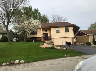 210 Meadow Ln, Oakwood Hills, IL 60013