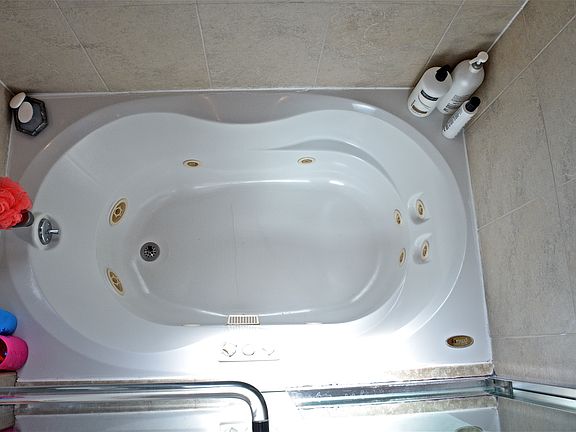 Jacuzzi tub