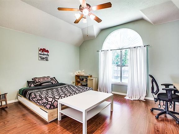 3rd image of 31506 Crestwood Park