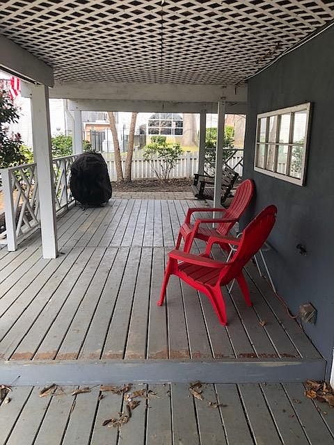 Welcome to 700 Monmouth! Covered Porch @ Entrance.