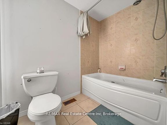 3rd image of 61 Moffatt Ln