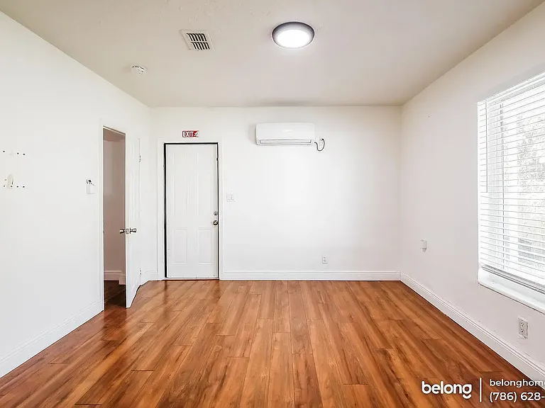 5631 Polk St — Photo 6