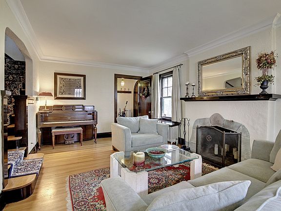 4th image of 525 Montrose Ln