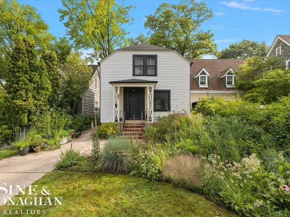 82 Kerby Rd, Grosse Pointe Farms, MI 48236