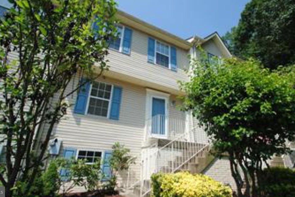 1st image of 207 Mews Ct
