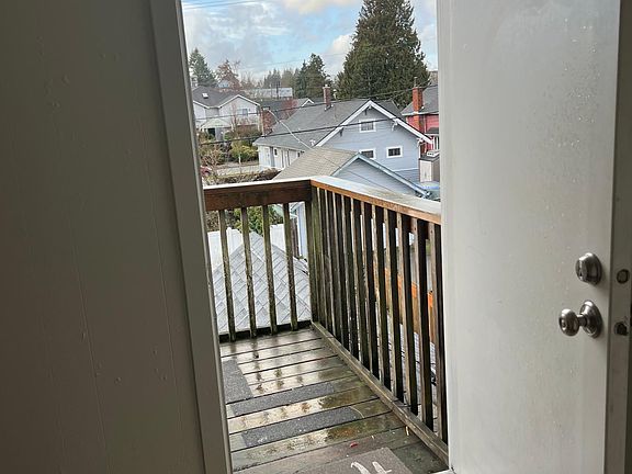 2nd image of 3432 Lombard Ave APT 2