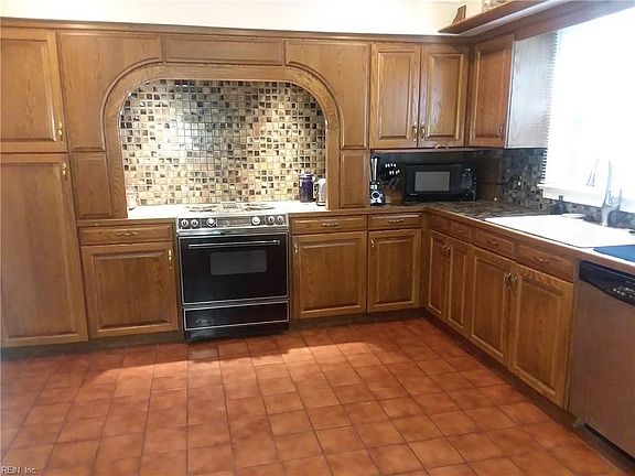 3rd image of 717 Prince Phillip Dr
