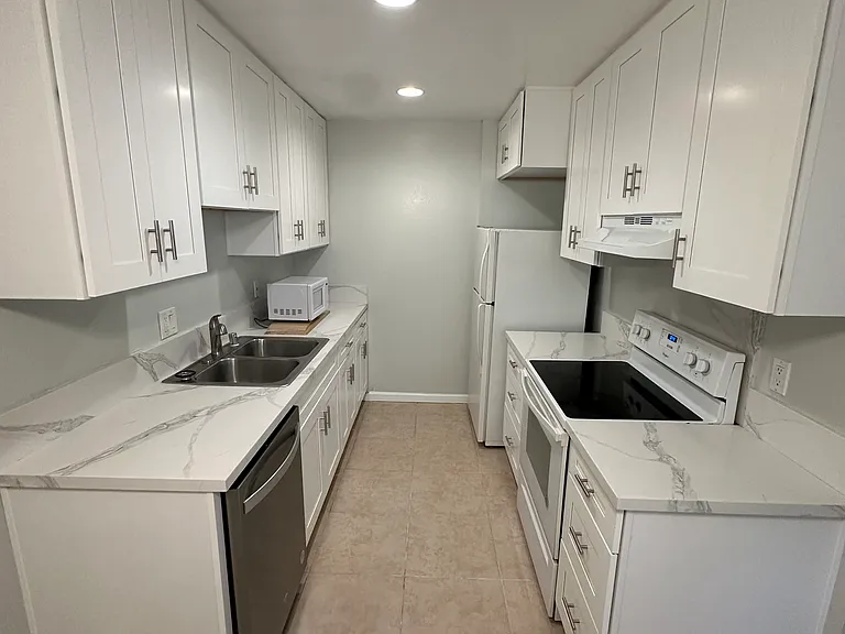 2020 E Grand Ave #H29 — Photo 2