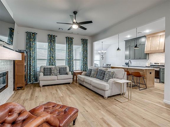 5th image of 2424 Creekview Trl