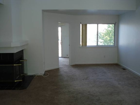 livingroom w/fireplace