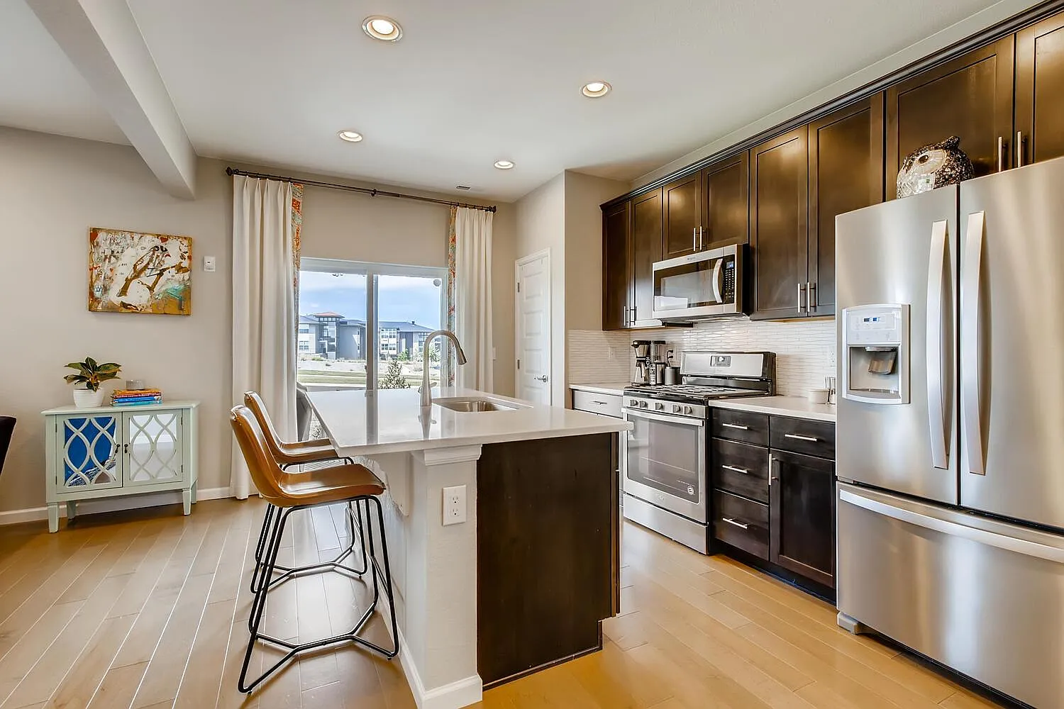 3 bed, 2232 sqft, $3,200 — Photo 3