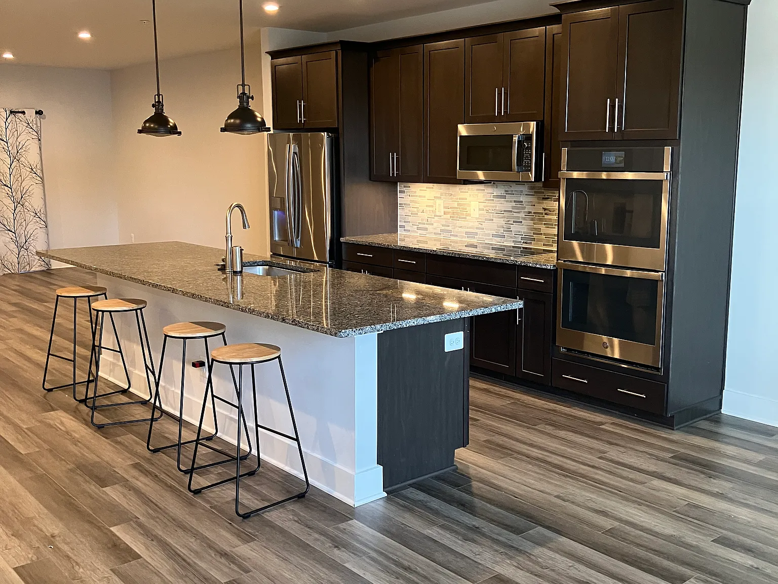 3 bed, 2.5 bath, 2345 sqft, $2,850 — Photo 2