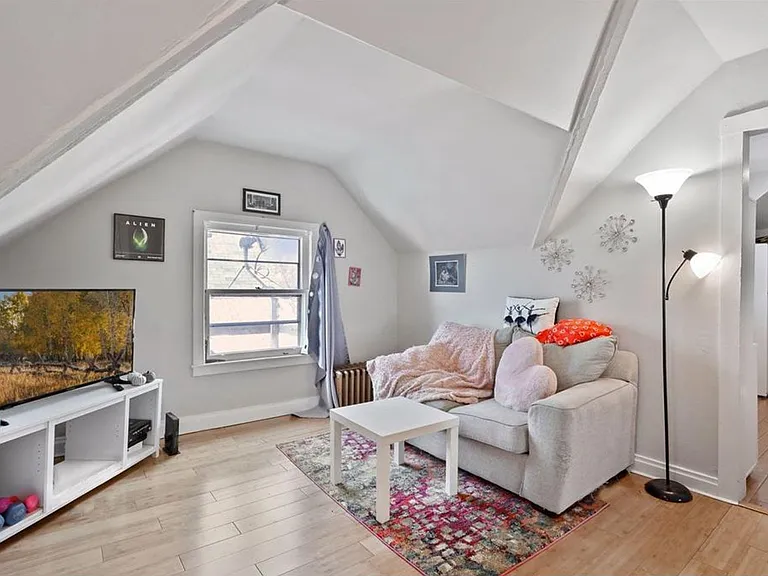 1862 Roblyn Ave — Photo 3