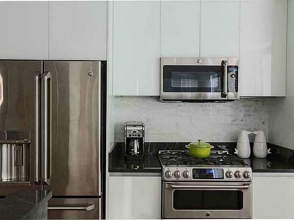 3rd image of 300 E 56th St APT 16K