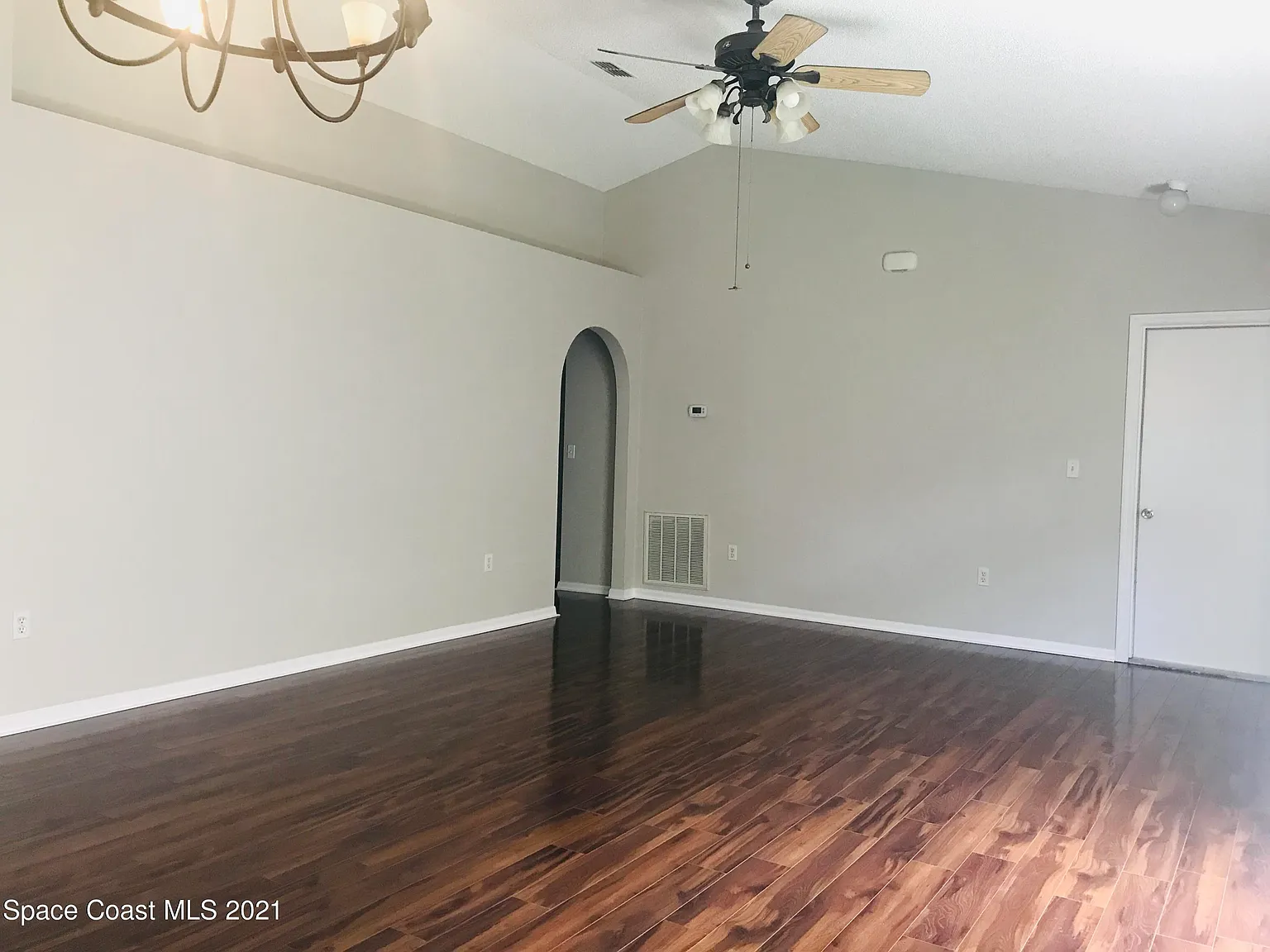 3 bed, 2.0 bath, 1292 sqft, $2,050 — Photo 3