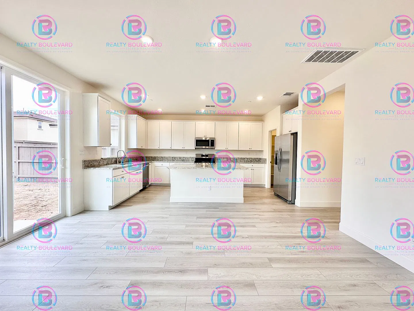 Modern Elegance: Stunning Brand New 4-Bedroom Home with Chef's Kitchen & 2 Living rooms — Photo 4