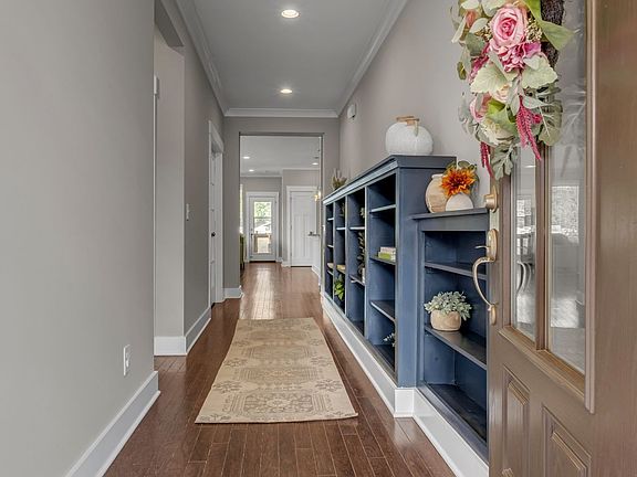 5th image of 320 Tanglewood Ln