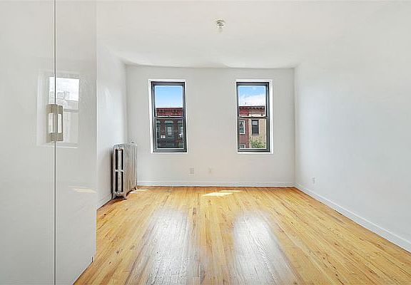 3rd image of 219 Montrose Ave #4