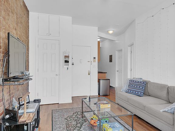 4th image of 119 W 75th St #Penthouse