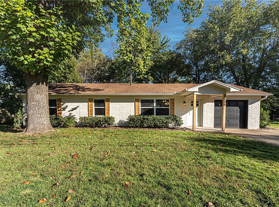 1st image of 806 Carson Dr