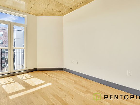 5th image of 340 Evergreen Ave #233