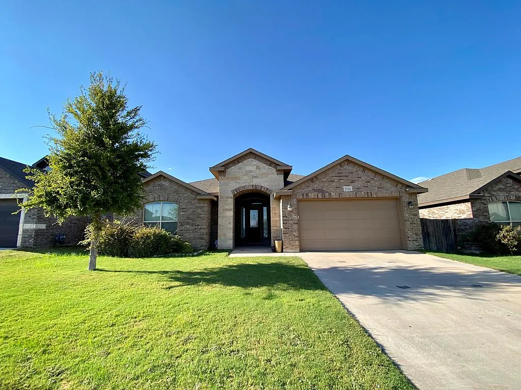 4 bed, 2.5 bath, 2575 sqft, $3,000 — Photo 1