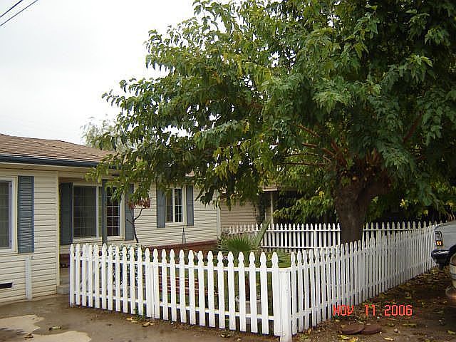  Picket fence around front yard