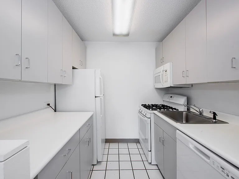 429 E 52nd St #20A — Photo 1