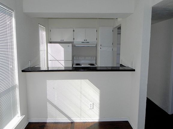 4th image of 2722 Throckmorton St #S3