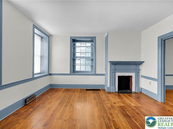 4th image of 1910 W Walnut St