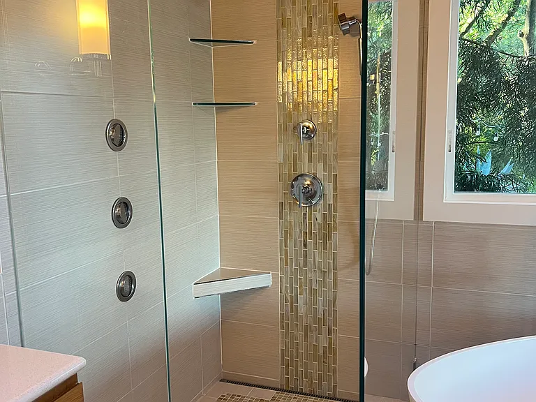 Primary infinity shower with body sprayers