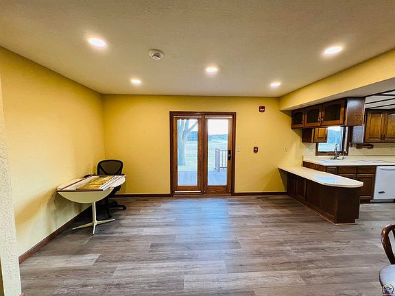4th image of 824 Hillcrest Dr