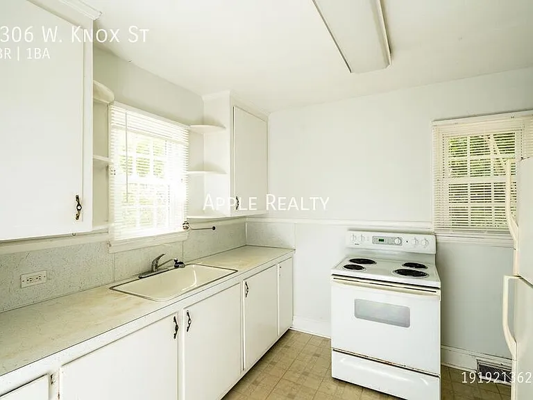 2306 W Knox St — Photo 6
