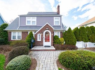 881 Bogert Rd, River Edge, NJ 07661