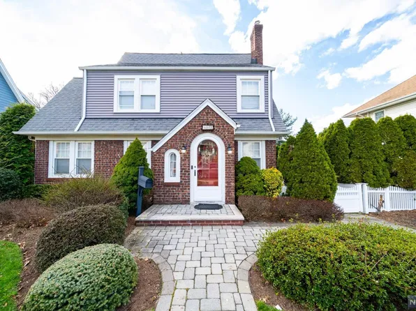 881 Bogert Rd, River Edge, NJ 07661
