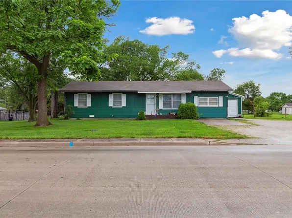 1402 N Cottonwood St, Iola, KS 66749