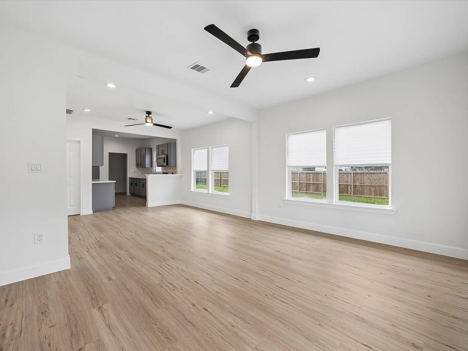 3 bed, 2.0 bath, 1178 sqft, $2,000 — Photo 2
