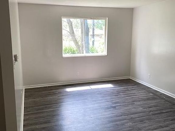 3rd image of 1342 Essex Dr