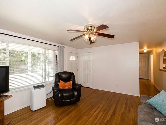 3rd image of 3757 Briarwood Drive SE