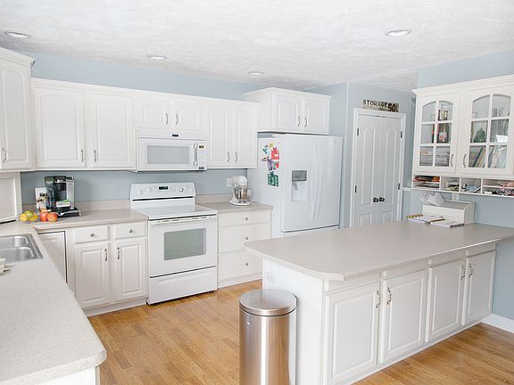 3rd image of 10417 Riverwalk Dr