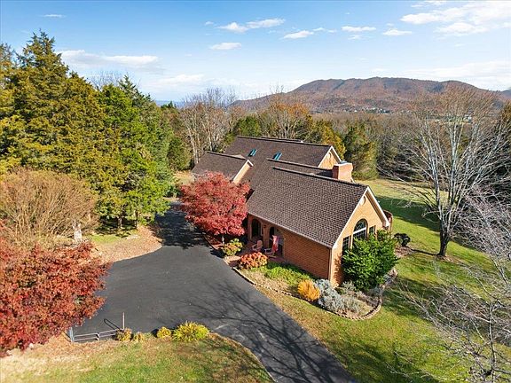 4th image of 700 Deercroft Dr