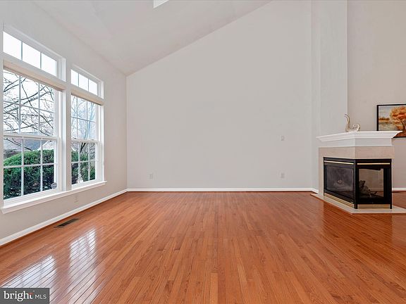 5th image of 243 Teapot Ct