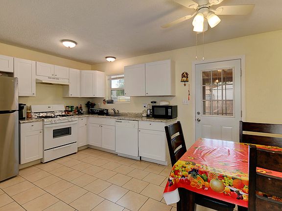 3rd image of 325 Calle Don Marcos NE