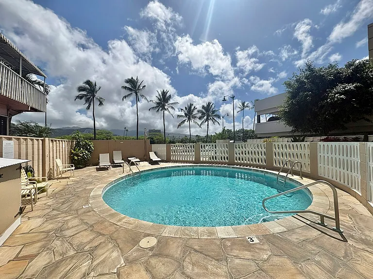 2415 Ala Wai Blvd — Photo 16