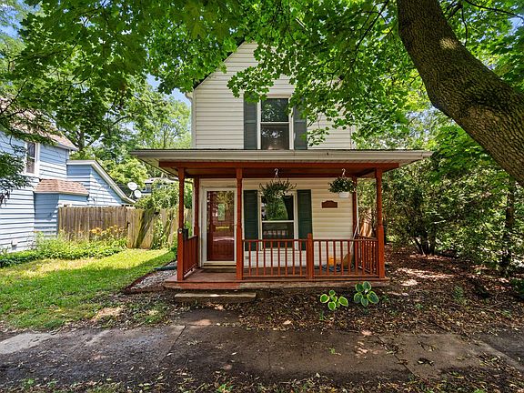 3rd image of 212 Oakwood St