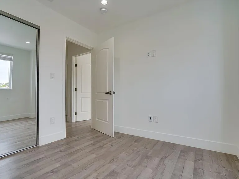 2300 Carmona Ave — Photo 32